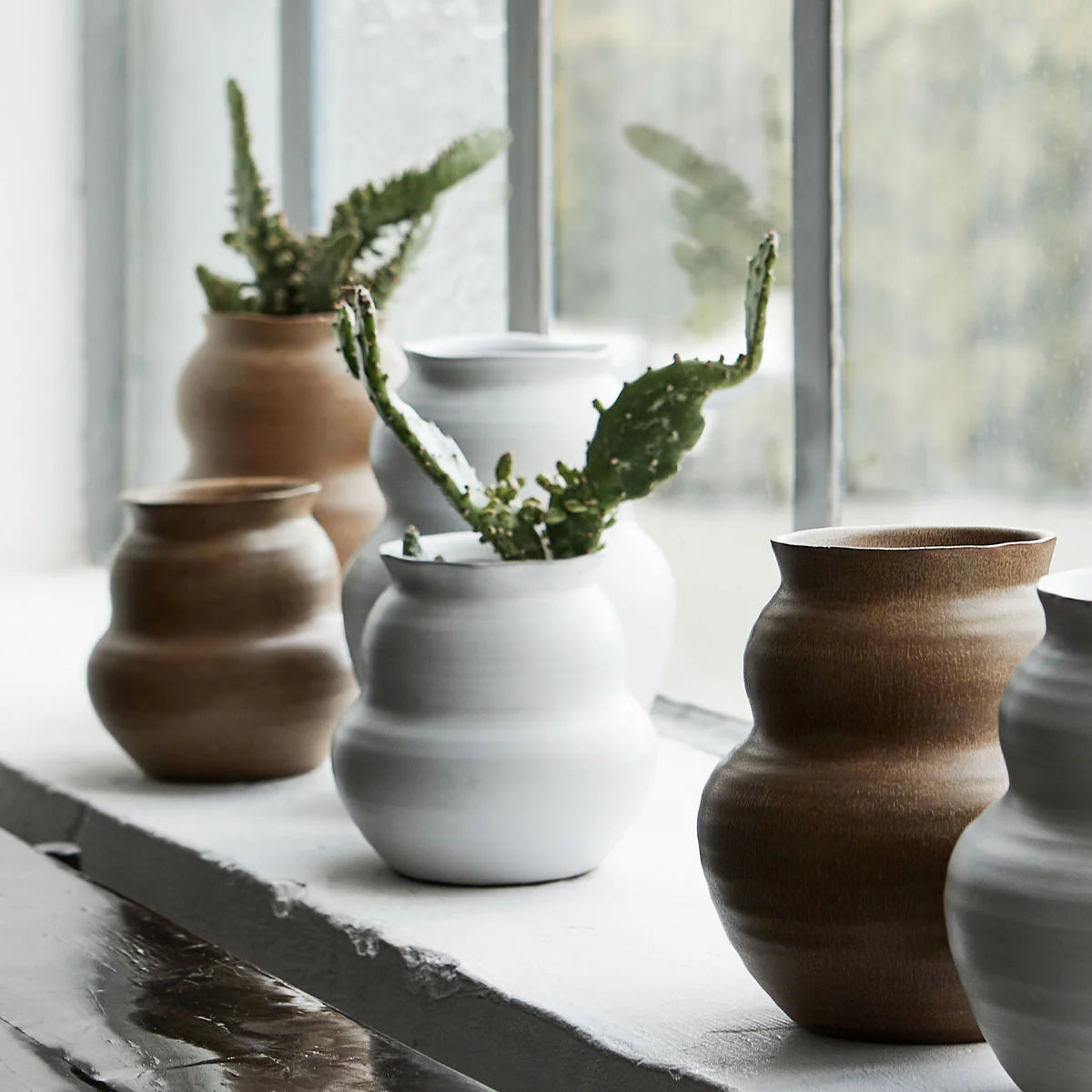 STONEWARE VASE : WHITE